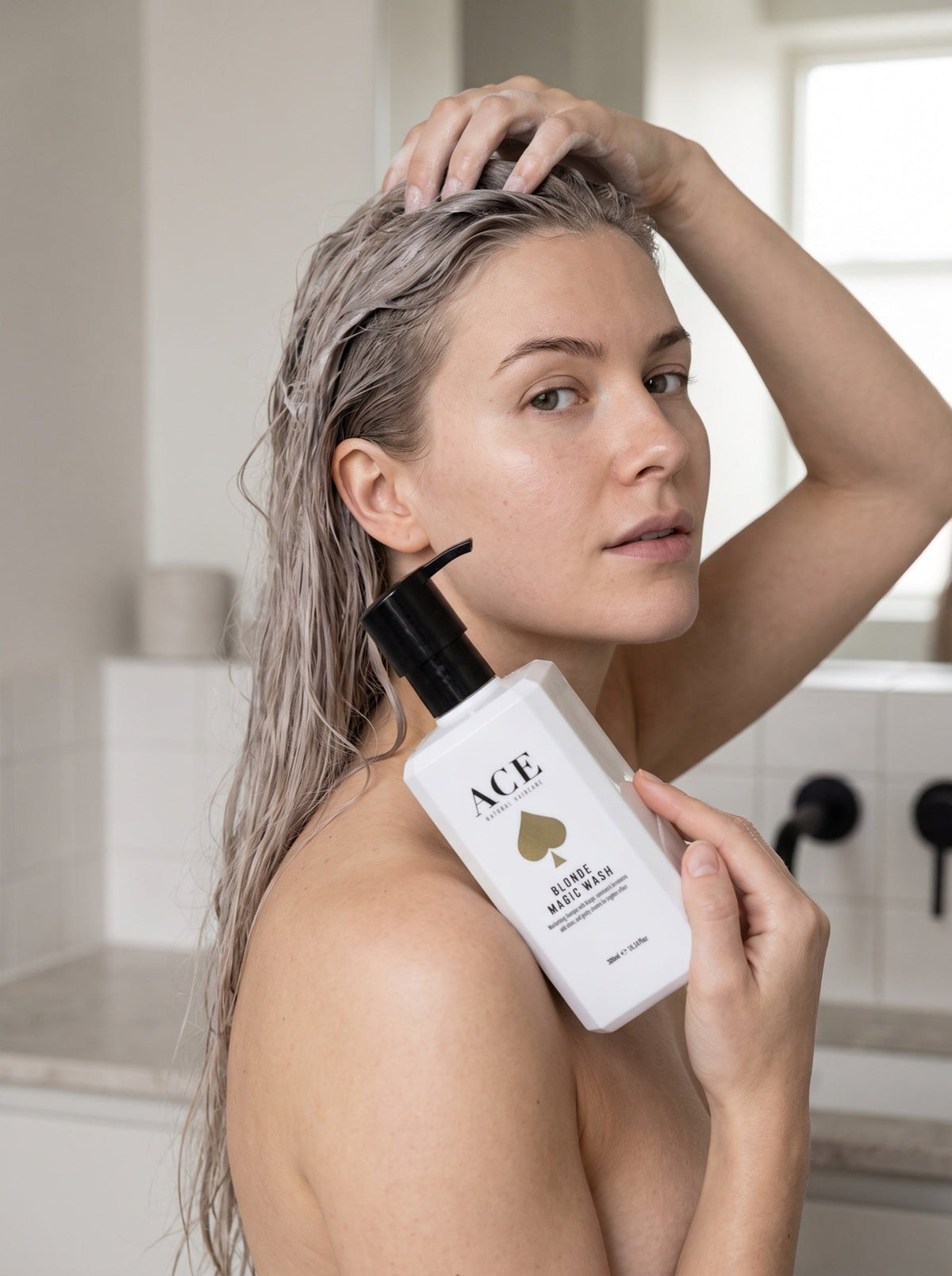 ACE Blonde Magic Wash schampo för blont hår 300 ml – används av modell